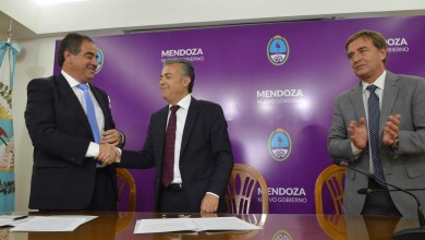Cornejo firmó un convenio con el ministro de Defensa de la Nación