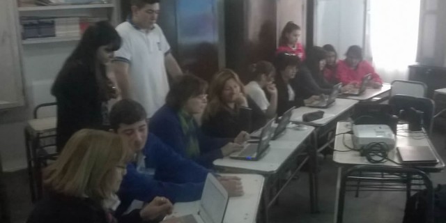 Alumnos de la escuela «Prof. Teresa M. González» trabajan en un proyecto para promover el uso de las TICs
