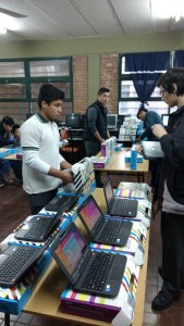 Alumnos de la Escuela Thays ayudando a vincular las netbooks en la Escuela Maza