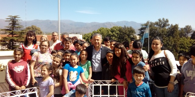 El gobernador recibió la visita de alumnos de Real del Padre