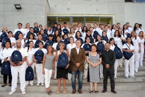 El Director de Educación Superior Gustavo Capone (primera fila al centro) participó del acto de entrega de mochilas técnicas a alumnos de enfermería en el Instituto de Educación Superior 9026 Foto Gobierno de Mendoza