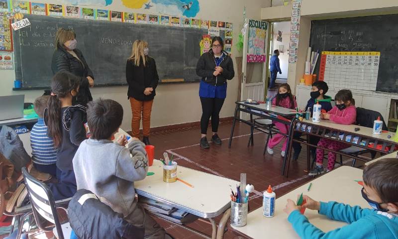 AlumnosP_Autoridades de Educación Primaria visitaron escuelas de frontera en Potrerillos (1)