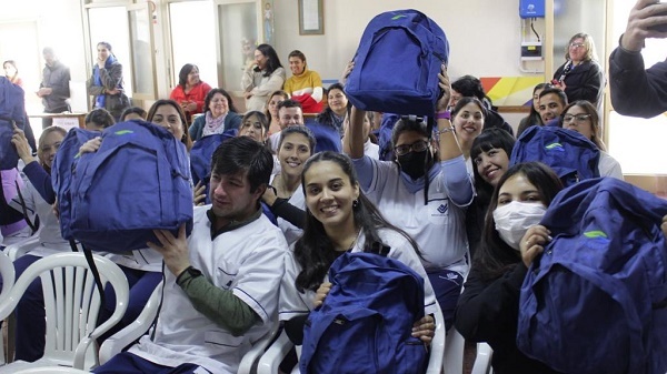 Alumnos de enfermería recibieron mochilas con material sanitario