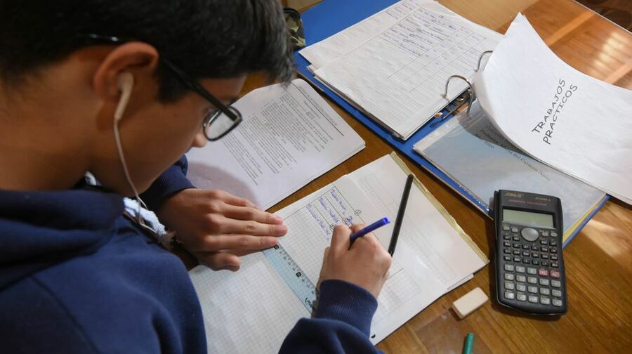 estudiantes leyendo