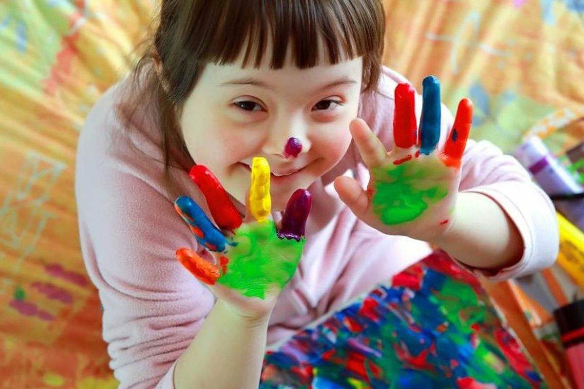 niña manos con pintura de colores