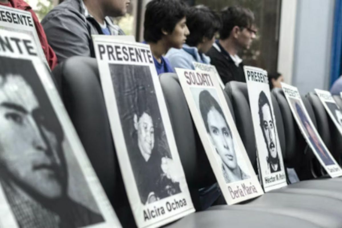 Memoria por la Verdad y la Justicia rostros en blanco y negro