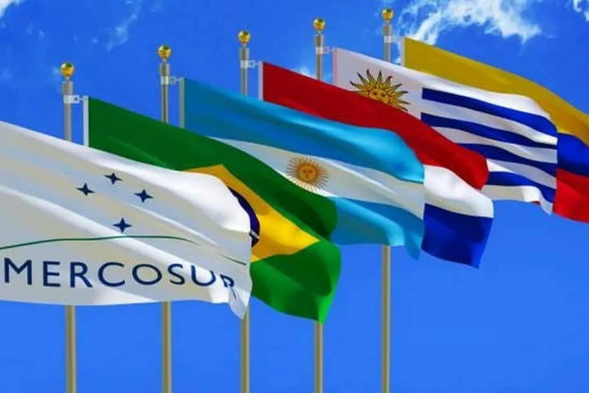 banderas de distintos países- cielo celeste