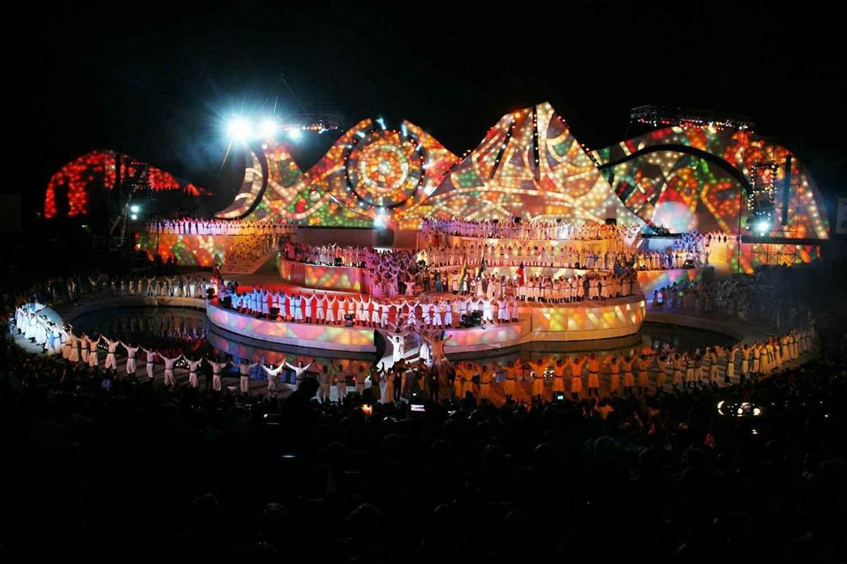 escenario-luces-noche-bailarines-actores-gente en gradas