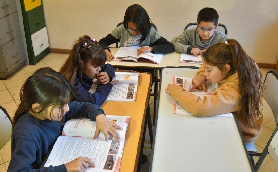 libros-nivel-primario estudiantes leyendo