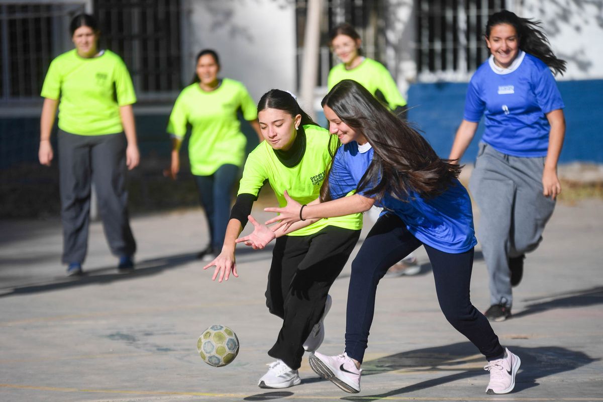 estudiantes pelota juego