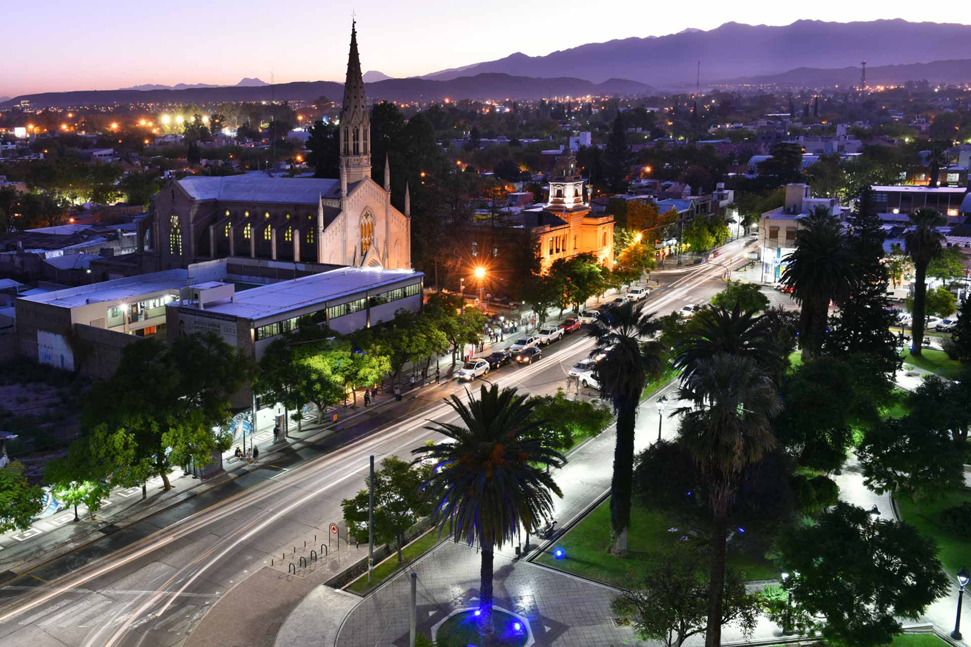 noche iglesia arboles avenida