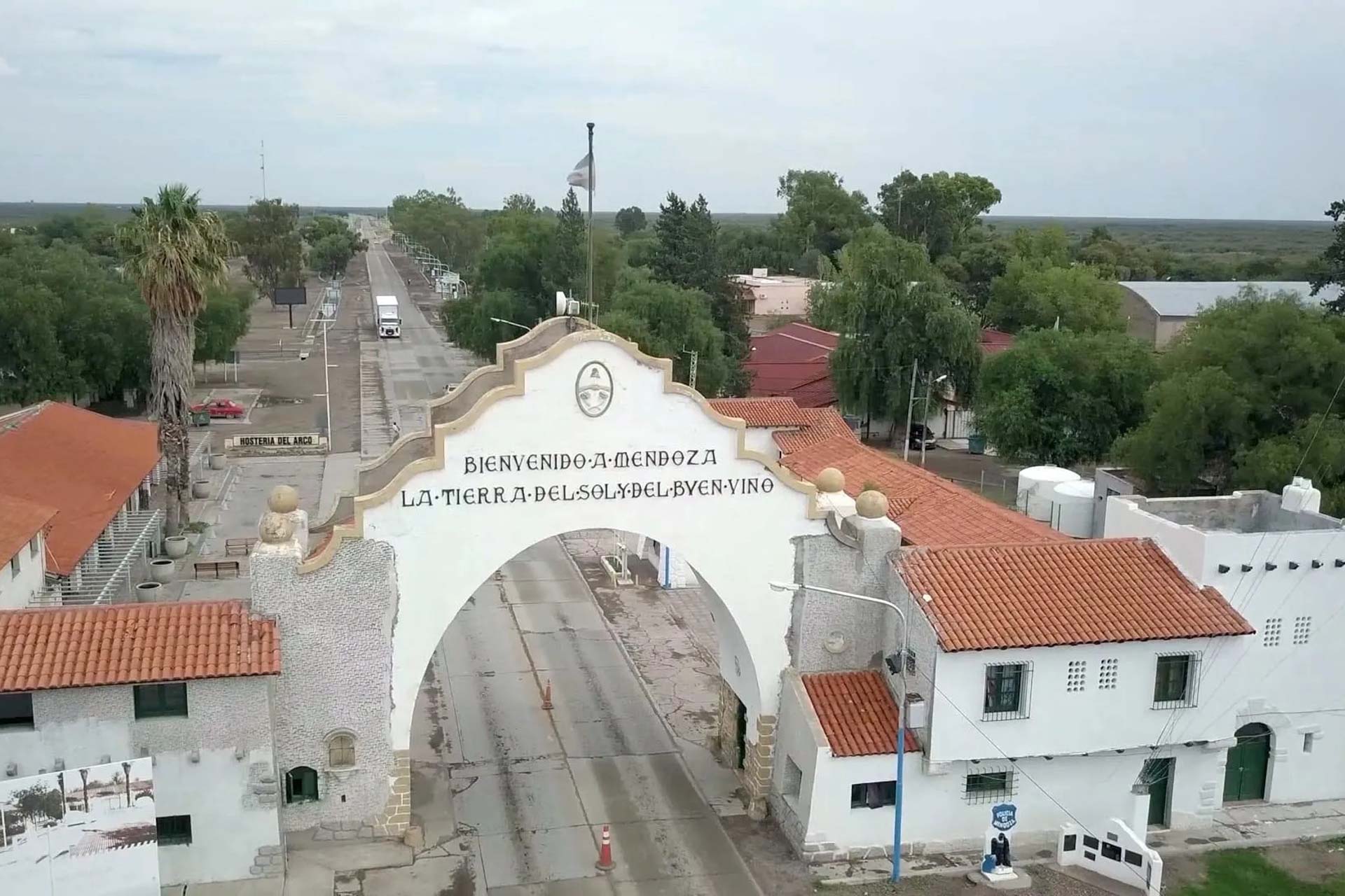casa arco cartel bandera techo