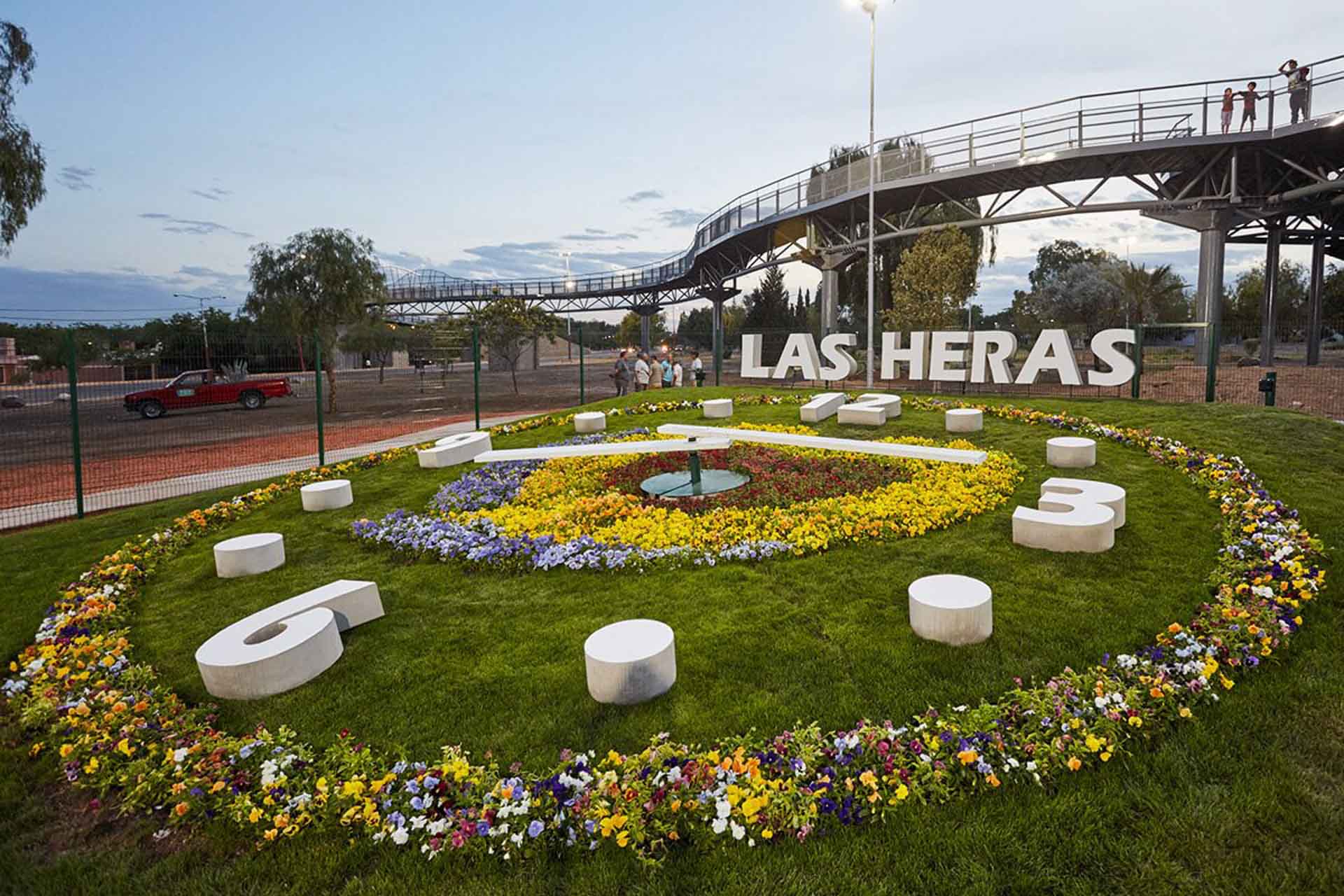 las_heras cartel jardín puente flores simulación de reloj