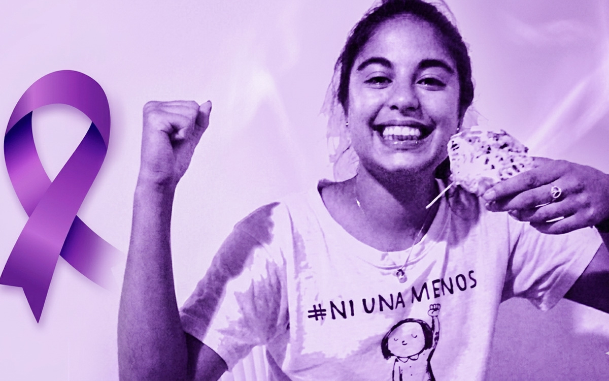 retrato de una mujer con el símbolo de memoria por fallecimiento