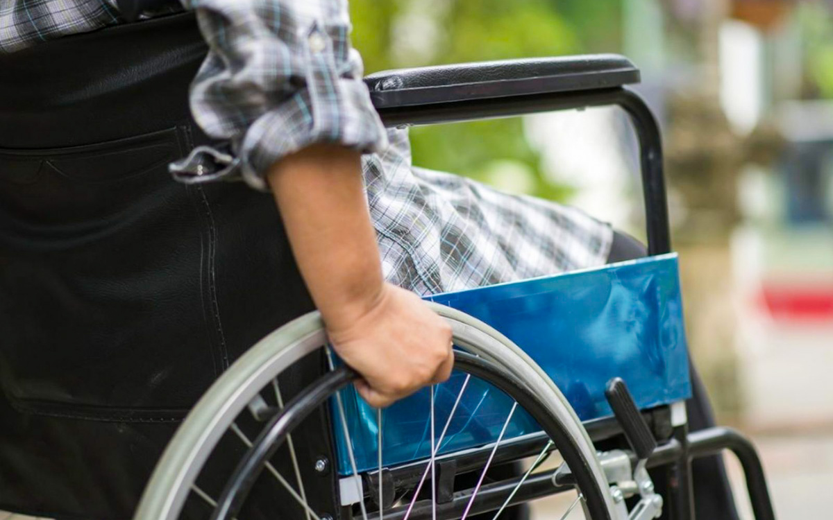 persona en silla de ruedas