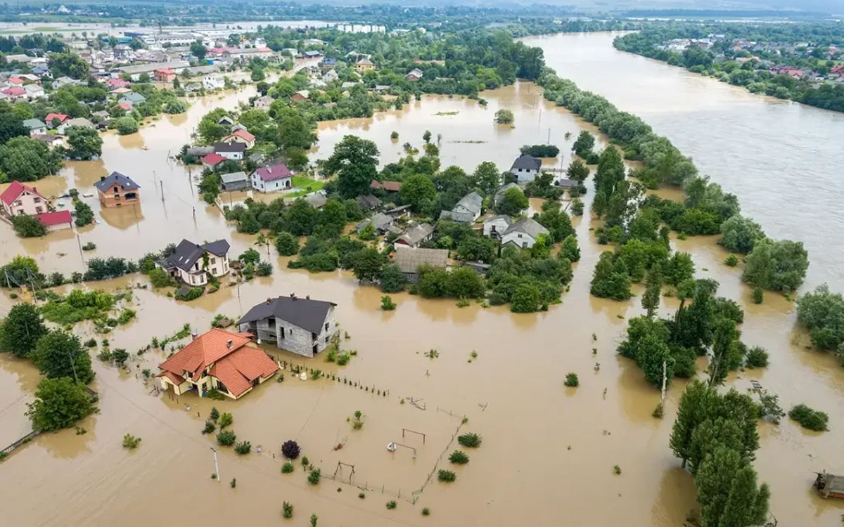 inundación- árboles-casas-río