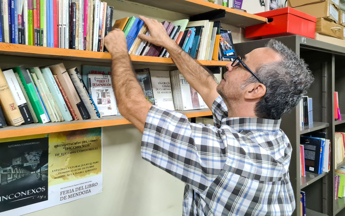 persona buscando libros