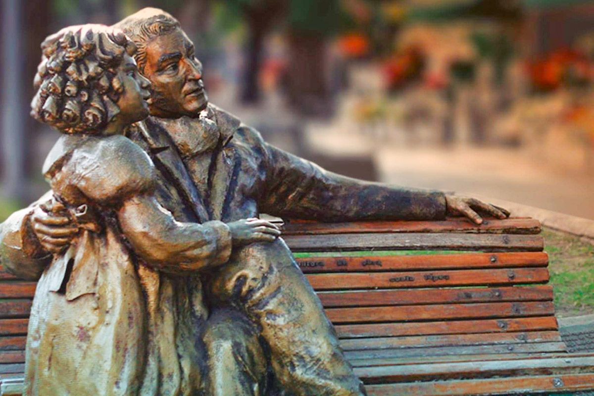 monumento a San Martín. San Martín sentado en banco de la plaza con niña en su regazo