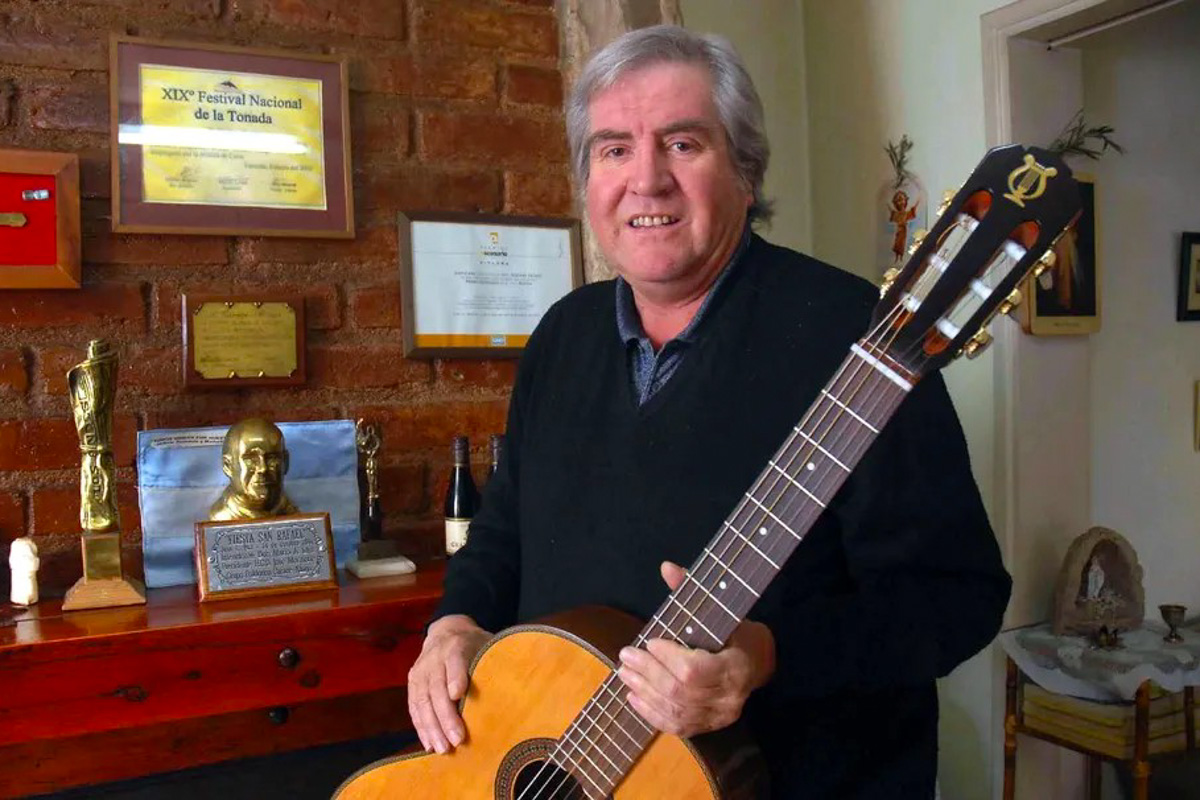 cantor cuyano con su guitarra