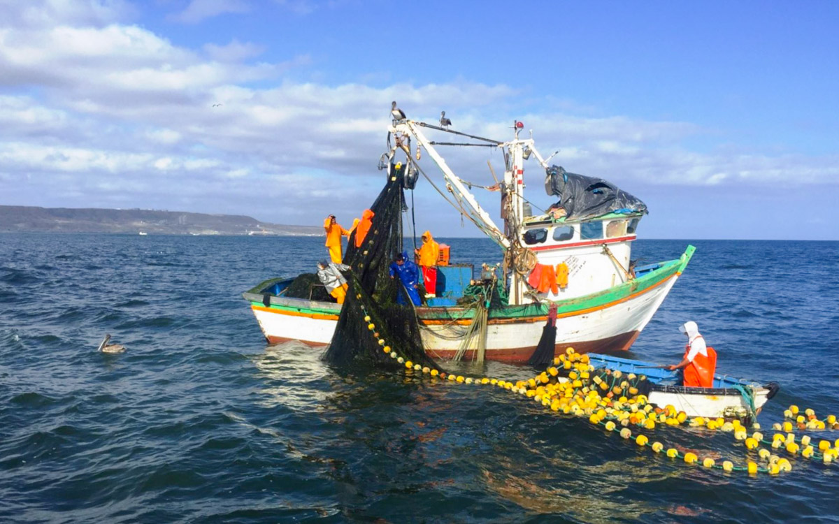barco-agua-pescadores