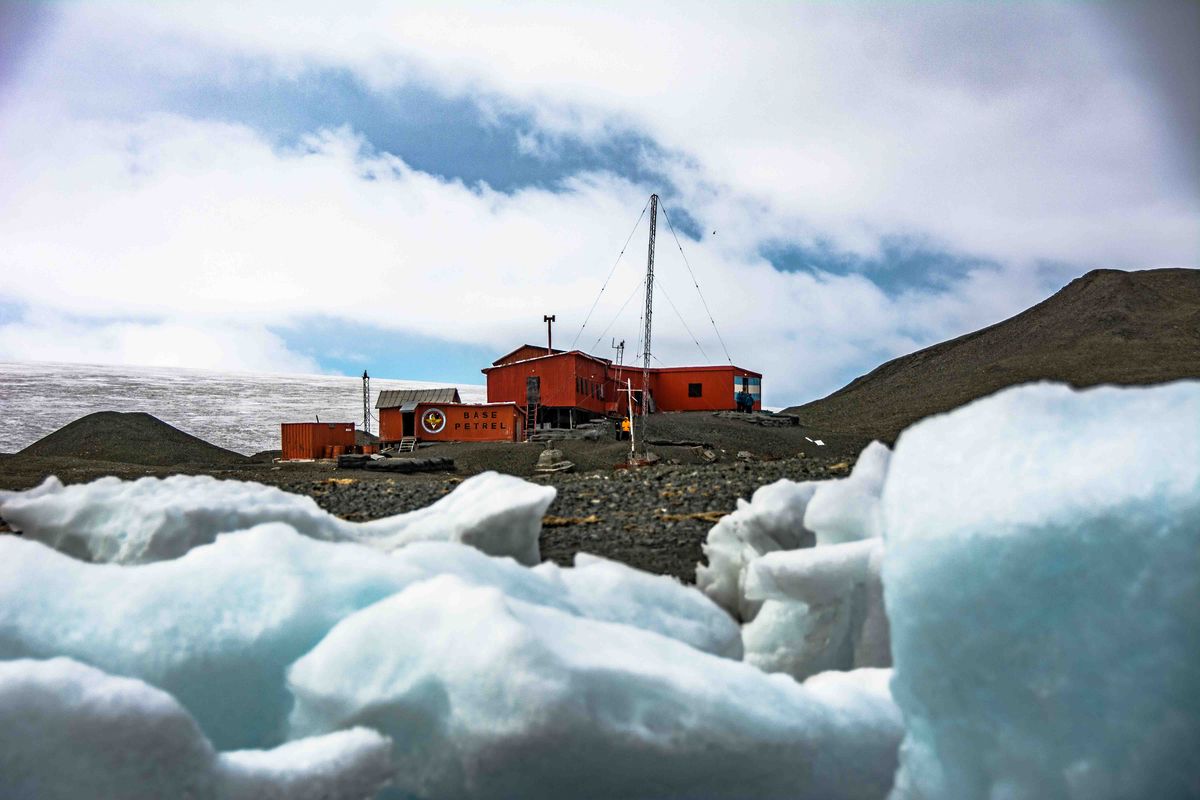 nieve-campamento-montaña