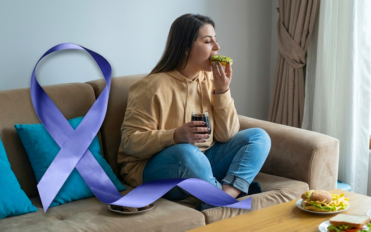 mujer comiendo sentada en un sofá