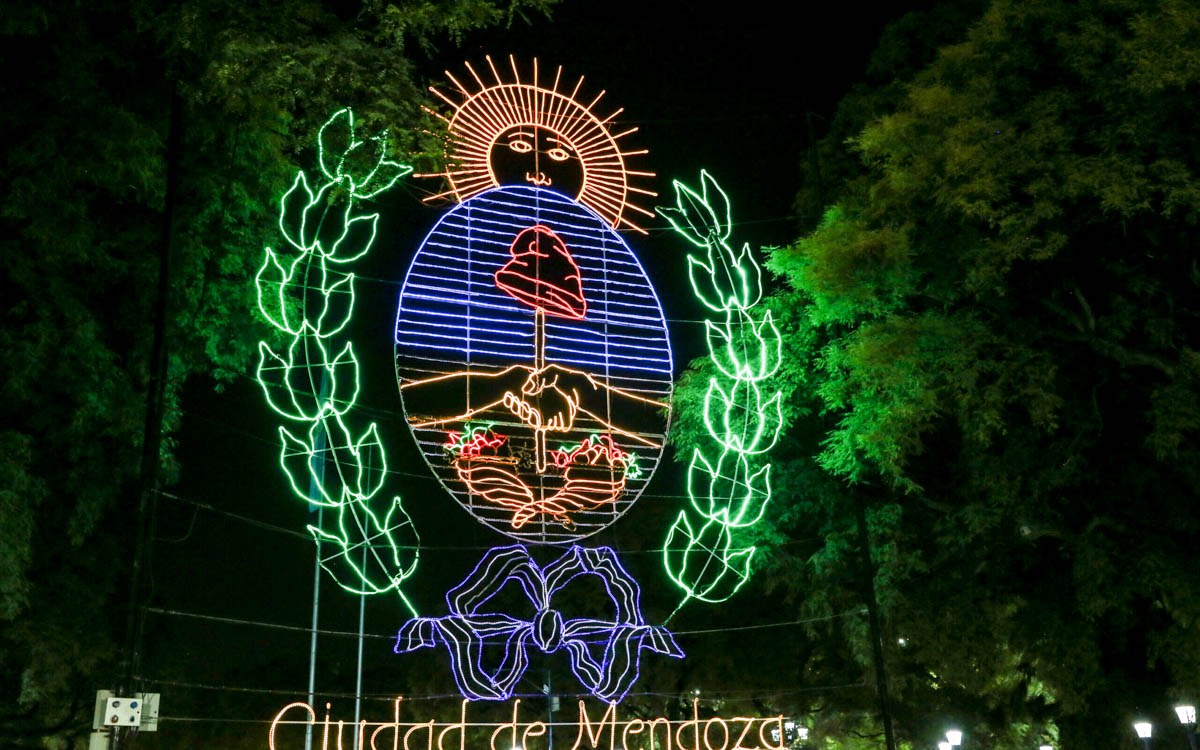 escudo de Mendoza-arboleda-plaza-luces de neón