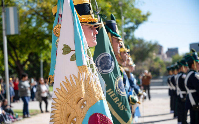 soldados portando la bandera nacional y provincial