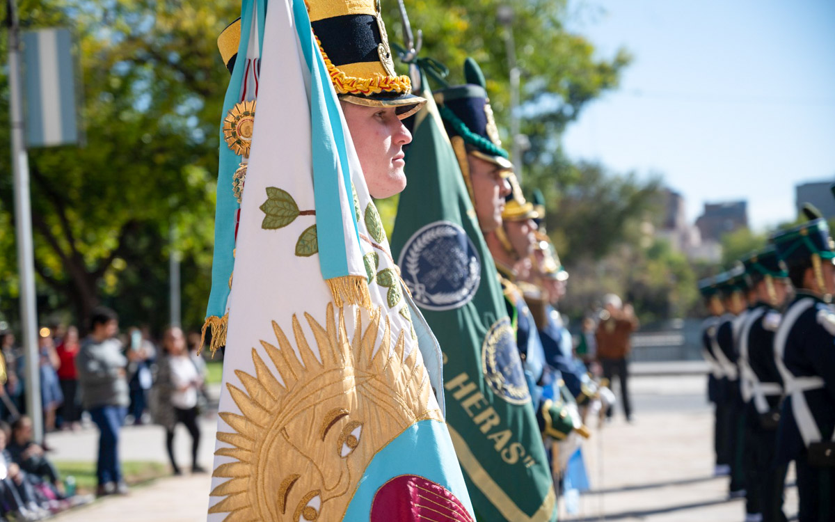 5_enero_banderaprovincial soldados portando la bandera nacional y provincial