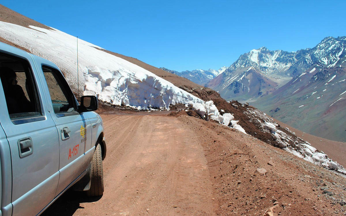 camino, auto-montaña con nieve