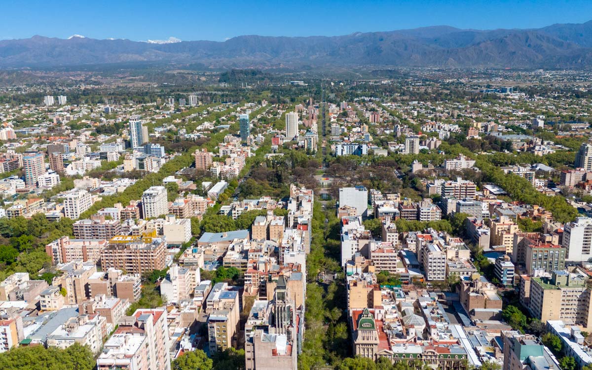 ciudad-verde-montañas-cielo