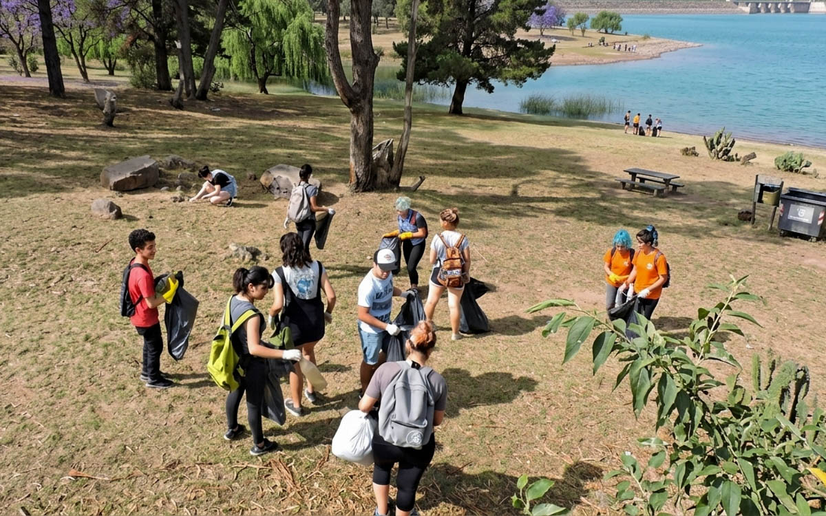 lago- gente recogiendo basura- flora