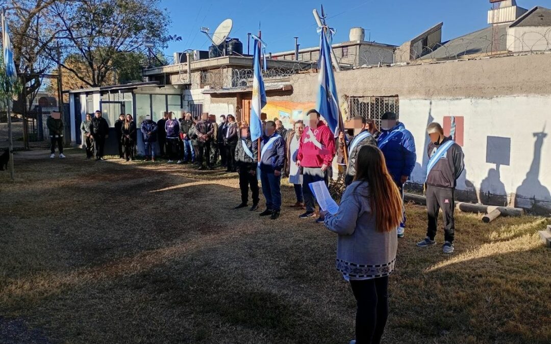Estudiantes del Complejo de Alojamiento Permanente El Borbollón celebraron el Día de la Bandera