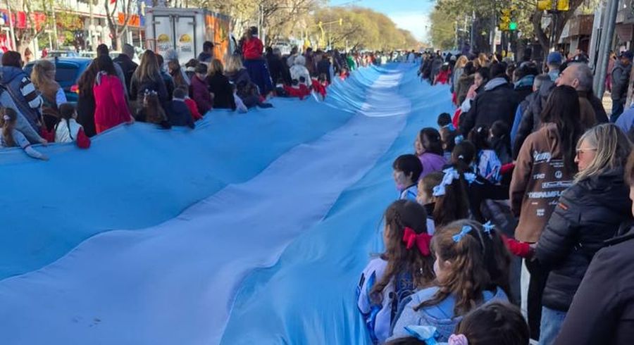 El Colegio Redentor vistió de celeste y blanco las calles de San Rafael