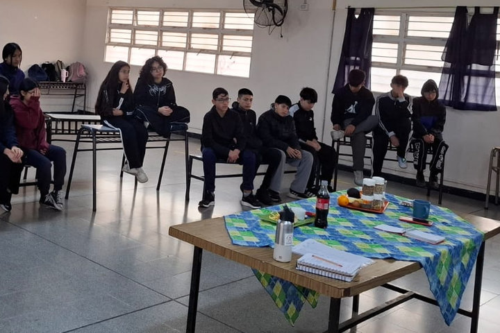 Estudiantes y merienda saludable
