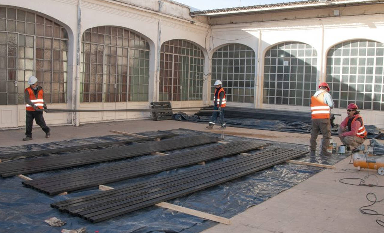 Arreglos-esucela-rawson-albaniles-trabajando