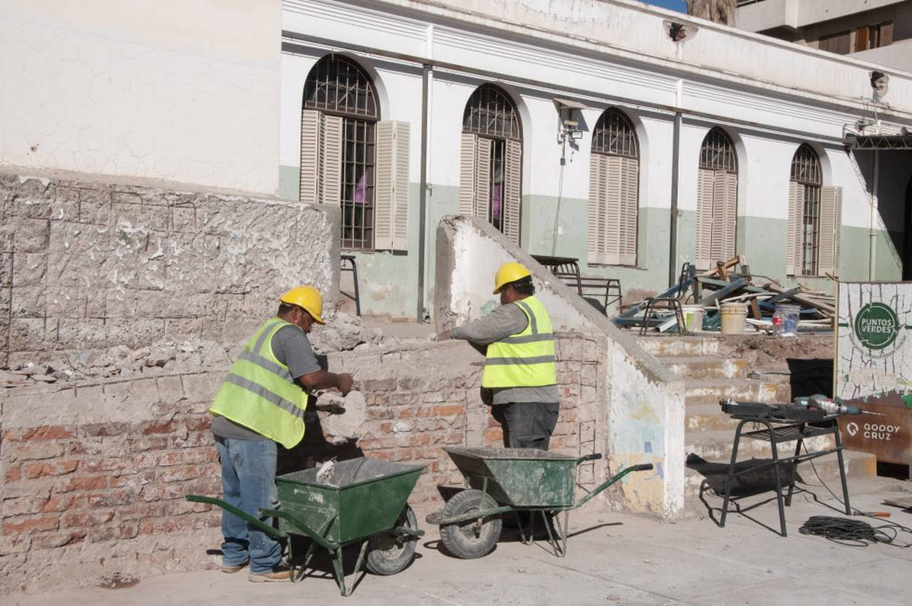 Arreglos-esucela-rawson-albaniles-trabajando