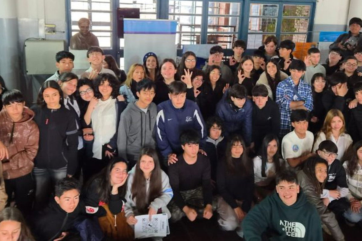 Programa Conectados- Ministerio de Producción- Estudiantes- Autoridades -Profesores- Entrega de diplomas