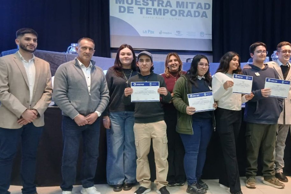 Programa Conectados- Ministerio de Producción- Estudiantes- Autoridades -Profesores- Entrega de diplomas
