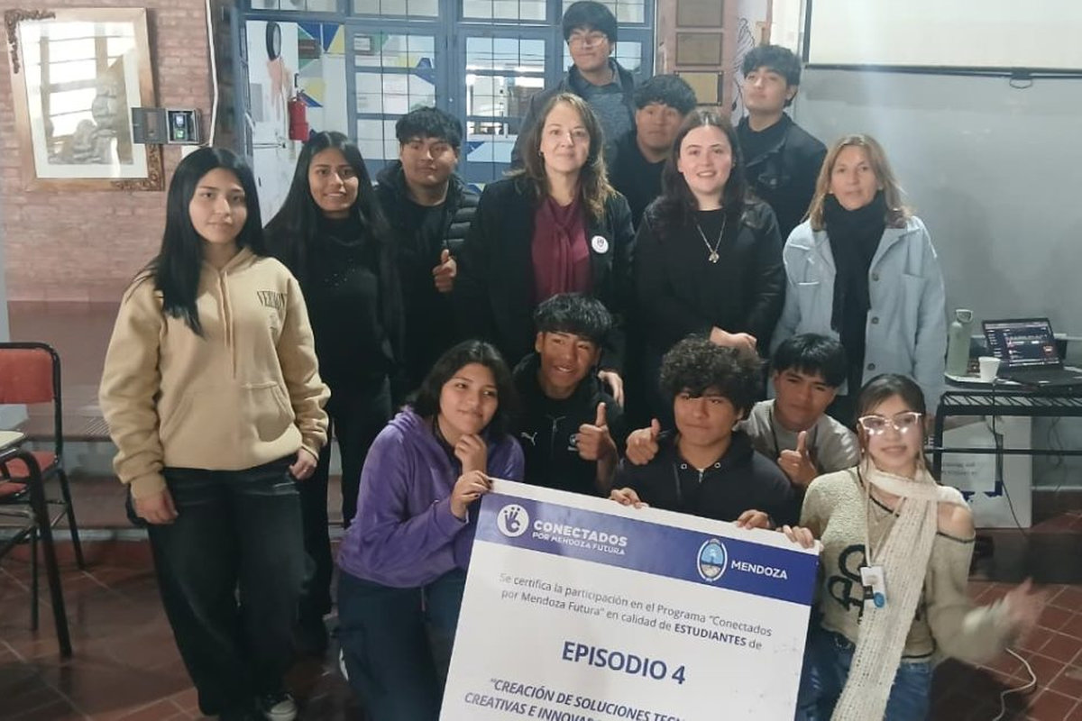 Programa Conectados- Ministerio de Producción- Estudiantes- Autoridades -Profesores- Entrega de diplomas