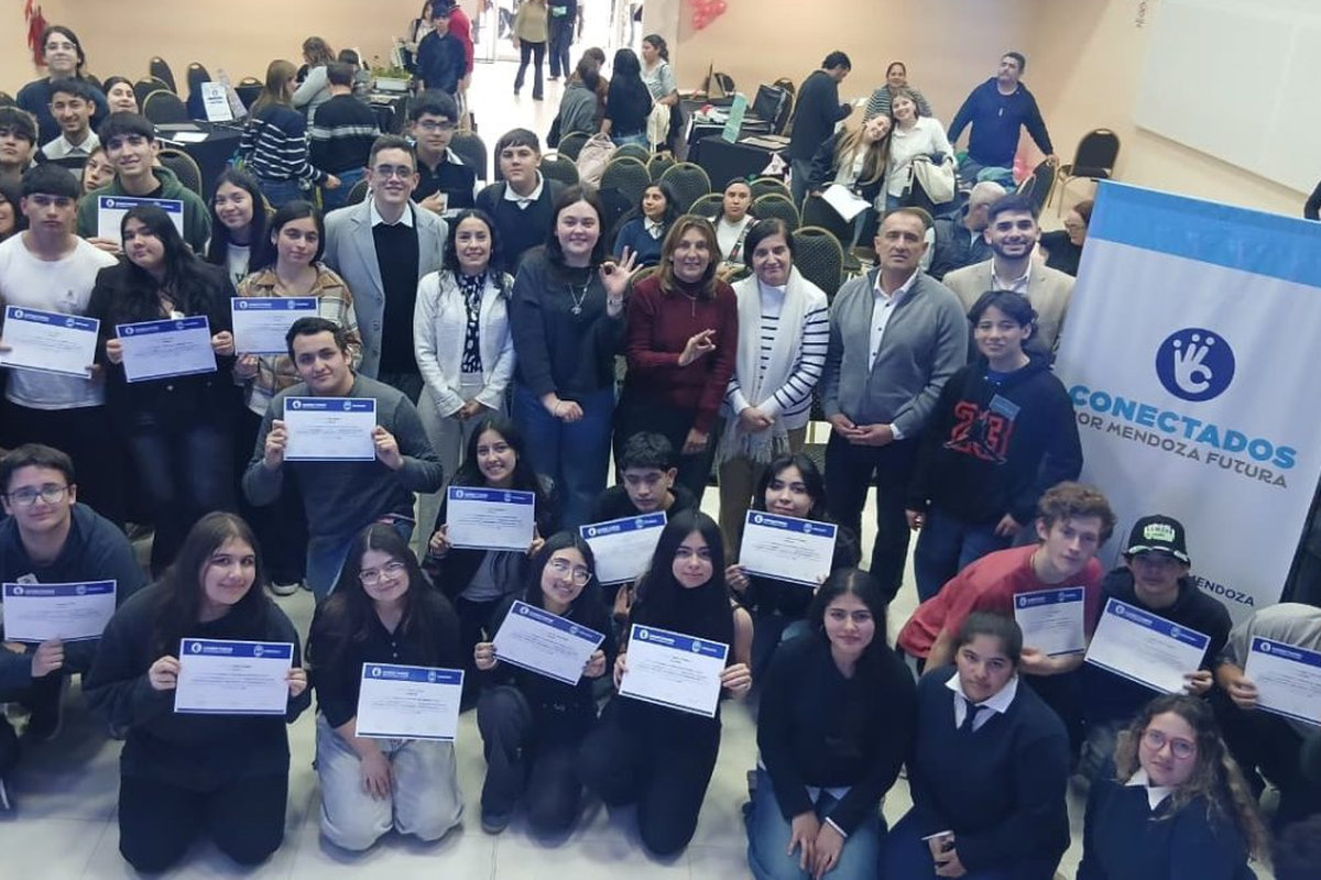 Programa Conectados- Ministerio de Producción- Estudiantes- Autoridades -Profesores- Entrega de diplomas