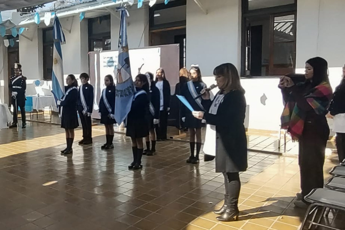 Estudiantes-en-acto-escolar-banda-militar-abanderado-y-escoltas-soldados-patio-de-escuela.
