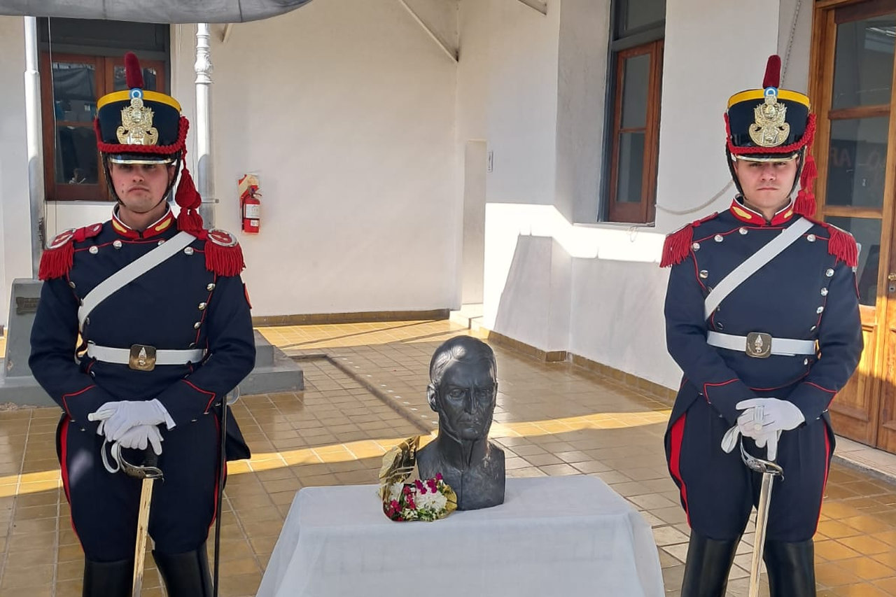 Estudiantes-en-acto-escolar-banda-militar-abanderado-y-escoltas-soldados-patio-de-escuela.