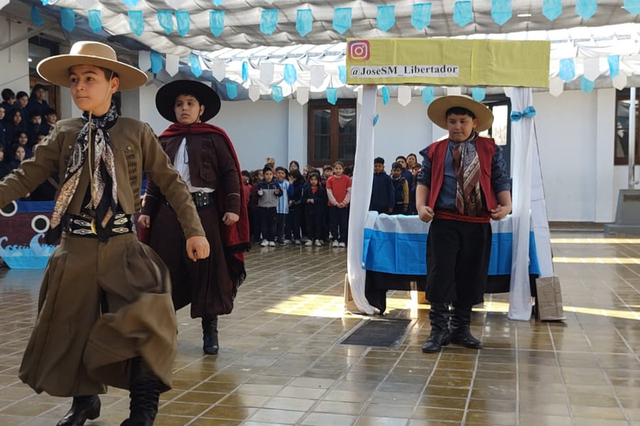 Estudiantes-en-acto-escolar-banda-militar-abanderado-y-escoltas-soldados-patio-de-escuela.