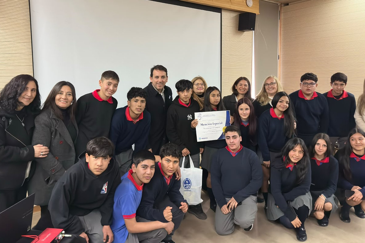 Estudiantes de escuelas secundarias participaron de la promesa de Lealtad a la Bandera Provincial