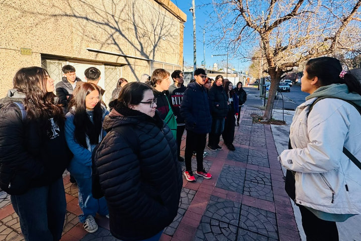 Estudiantes-de-la-Escuela-Humberto-Lagiglia-recorren-los-murales-de-la-ciudad