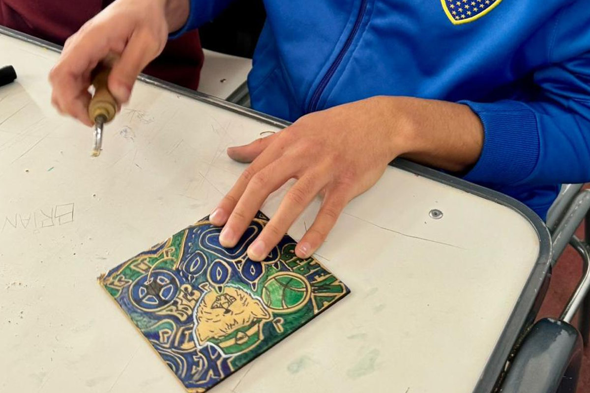 estudiantes trabajando en manualidades