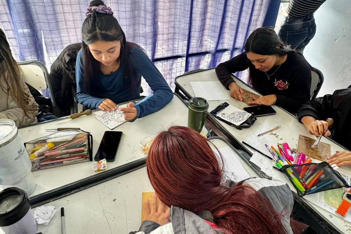 estudiantes trabajando en manualidades