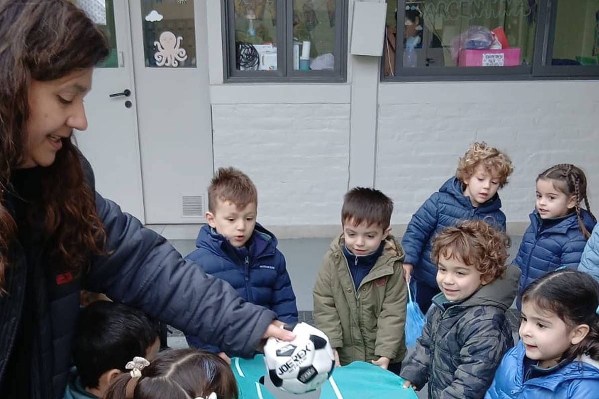 Estudiatnes-hacen-actividades-escolare