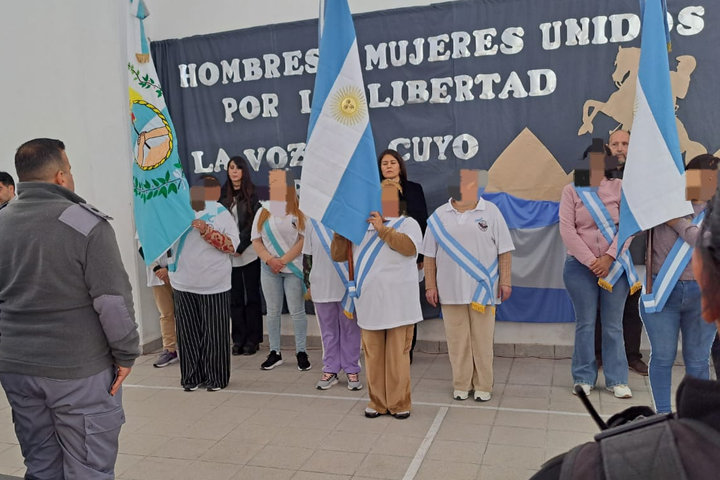 abanderados y escoltas portando la bandera de ceremonias